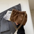 Borsa a secchiello a nuvola marrone scuro con pelle martellata e catena dorata - Marrone Chiaro Senza Ciondolo