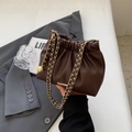Borsa a nuvola marrone scuro con pieghe, trama litchi e tracolla a catena dorata - Caffè senza ciondolo