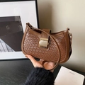 Bolso de hombro retro marrón con textura tejida y broche dorado en ambiente elegante - Textura Tejida / Marrón