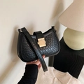 Elegante bolso de hombro de media luna tejido negro con hebilla dorada y estilo moderno - Textura de Cocodrilo / Negro