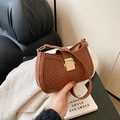 Bolso bandolera tejido marrón con hebilla de metal dorado en un diseño elegante - Textura Tejida / Marrón