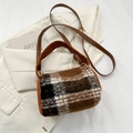 Mini borsa a cilindro in lana scozzese marrone con tracolla in PU e texture morbida - Marrone