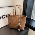 Borsa tote marrone retrò con consistenza cerata e un simpatico ciondolo a coniglietto - Color Fango (Senza Ciondolo)