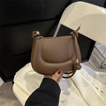Borsa a sella marrone in pelle liscia con tracolla annodata e dettagli dorati - Marrone
