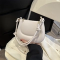 Borsa a sella bianca minimalista francese con dettaglio decorativo del manico annodato - Bianco