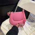 Borsa rosa a semicerchio sottobraccio con tracolla annodata e stile francese minimalista - Rosa