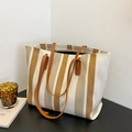 Gestreifte Canvas-Einkaufstasche mit braunen Kunstledergriffen für Damen im Alltag - Braun (Beige Gelb Braun Gestreift)