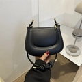 Elegante borsa a sella nera con trama imbottita e tracolla con nodo dorato firmata - Nero