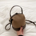 Bolso cubo de ante caqui con base de cuero marrón oscuro y correa ajustable - Caqui