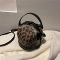 Retro Mini-Beuteltasche mit Leopardenmuster, schwarzem Lederbesatz und Goldbeschlägen - Schwarz