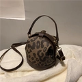 Retro-Handtasche im Leopardenmuster-Design mit Lederbesatz und Schulterriemen - Dunkelbraun