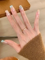 Nahaufnahme eines goldenen Rings mit vier kleinen weißen Steinen an einem Finger - Einstellbar Offen / Gold