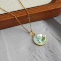 Collar vintage dorado con colgante floral de esmalte azul y perlas blancas - Estilo de Perla de Placa Redonda / Azul