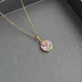 Collar dorado con colgante floral de esmalte lavanda y detalle de perla blanca - Púrpura