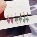 Detalle del conjunto de pendientes con dijes de corazón rosa, palmera y cactus en oro - Juego de Aros de Corazón Rojo Cocotero Cactus