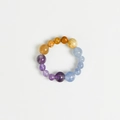 Buntes Naturkristall-Perlenarmband mit Farbverlauf aus transparenten Steinen - Ring-Fische