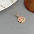 Collar dorado con colgante de flor en esmalte rosa y perla de estilo vintage - Rosa