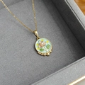 Collar dorado con colgante de rosa en esmalte verde y perla en joyero de terciopelo - Verde