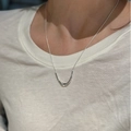 Collana minimalista in argento con ciondolo a corno a U indossata da una modella - Collana con Ciondolo a Corno a Forma di U Argento