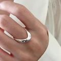 Minimalistischer silberner V-Ring in Wellenform, elegant am Finger poliert präsentiert - Silberne V-Form Wellenform / Einstellbar Offen