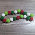 Detalle de guirnalda navideña de 2m con bolas de fieltro rojas, blancas y verdes de fiesta - Esquema de Navidad Rojo Verde Blanco (20 Bolas)
