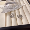 Detail van zilveren dubbele oorringen met zirkonia steentjes op een fluwelen tray - Zilveren Dubbele Ring Zirconia Oorbellen