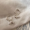 Orecchini a cerchio minimalisti in argento con perla in metallo e gocce di perle - Cerchio Perla a Goccia