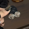 Vintage-Ohrstecker aus 925er Silber mit Leopardenmuster auf Schmuck-Displaykarte - Messing (S925 Silberstift) / Rauten-Leopard-Stil