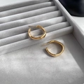 Nahaufnahme dicker C-förmiger Goldohrringe mit poliertem Finish und S925-Stempel - Gold