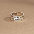 Minimalistischer silberner offener Ring mit englischer Gravur auf mattem Hintergrund - Einstellbar Offen / Silberner Ring mit eingravierten Buchstaben