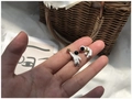 Boucles d'oreilles asymétriques astronaute en émail blanc avec détails étoiles dorées - Boucles d'Oreilles Clous Astronaute