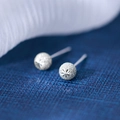 Minimalistische silberne Kugelohrringe mit mattem Finish und Laser-Sternenmuster - Silberne Laser-Rundkugel-Ohrstecker