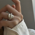 Silberner hohler herzförmiger offener Ring mit gedrehtem Seilmuster für Damen im Minimal-Stil - Einstellbar Offen / Knoten Geometrischer Breiter Ring / Silber