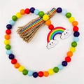 Dettaglio di perline di legno colorate con ciondolo arcobaleno e nappa in juta naturale - Perline di Legno Colorate Stile Arcobaleno