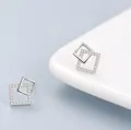 Puces d'oreilles carrées asymétriques en argent S925 avec zircons et finition polie - Clous Carrés Minimalistes
