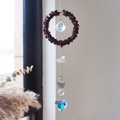 Detail van kristallen zonnevanger met granaatstenen, vlinder en hartvormige hanger - Granaat (6001515769279)