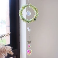 Detail van lichtgroene kristallen zonnevanger met vlinder en hartvormige hanger met AB-coating - Prehniet (6007157365331)