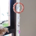 Detail van roze kristallen zonnevanger met metalen hart- en sterhangertjes eraan - Roze Opaal (6001515769294)