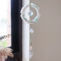 Detail van kristallen zonnevanger met kleurrijke stenen en aurora vlinderhangers - Morganiet (6001515769283)