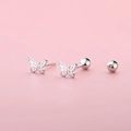 Boucles d'oreilles papillon en argent avec ailes évidées et fermoir à vis sur fond rose - Petites Boucles d'Oreilles Clous Papillon