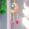 Detail eines Mond-Sonnenfängers mit rosa Steinen, Achatscheiben und Regenbogenlicht - Rosa Kristall