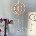 Dettaglio dell'acchiappasole in quarzo rosa boho con prisma di cristallo e anelli d'oro - 49cm / Quarzo Rosa (N0.1)