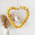 Detalle del atrapasol de corazón con cristales amarillos y bola de cristal facetada - Citrino