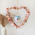 Primer plano de atrapasueños de corazón con piedras rojas y prisma de cristal - Cuarzo Hematoide Rojo