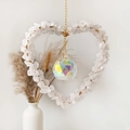 Detalle de atrapasueños de corazón con cristales naturales y bola de prisma irisada - Cristal de roca / Blanco