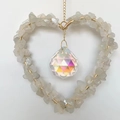 Detalle del atrapasol de corazón con cristales naturales y bola de arcoíris facetada - Piedra de Luna Blanca
