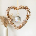 Detalle de atrapasol en forma de corazón con grava de cristal natural y bola facetada - Ágata flor de cerezo / Rosa