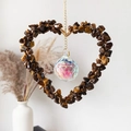 Detalle de atrapasueños corazón con cristales ojo de tigre y bola de prisma - Pulsera de piedra ojo de tigre