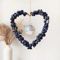 Detalle de atrapasol en forma de corazón con lapislázuli y bola de cristal facetada - Lapislázuli