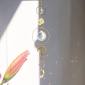 Detail van een gouden maan zonnevanger die regenboogpatronen op de muur werpt - Geometrische Meerlaagse Combinatie Stijl (F4)